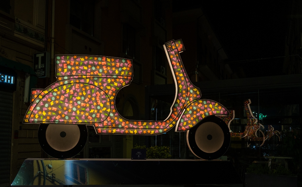 Pontedera, 80 anni di Vespa: inaugurazione dell'installazione urbana 'V80'