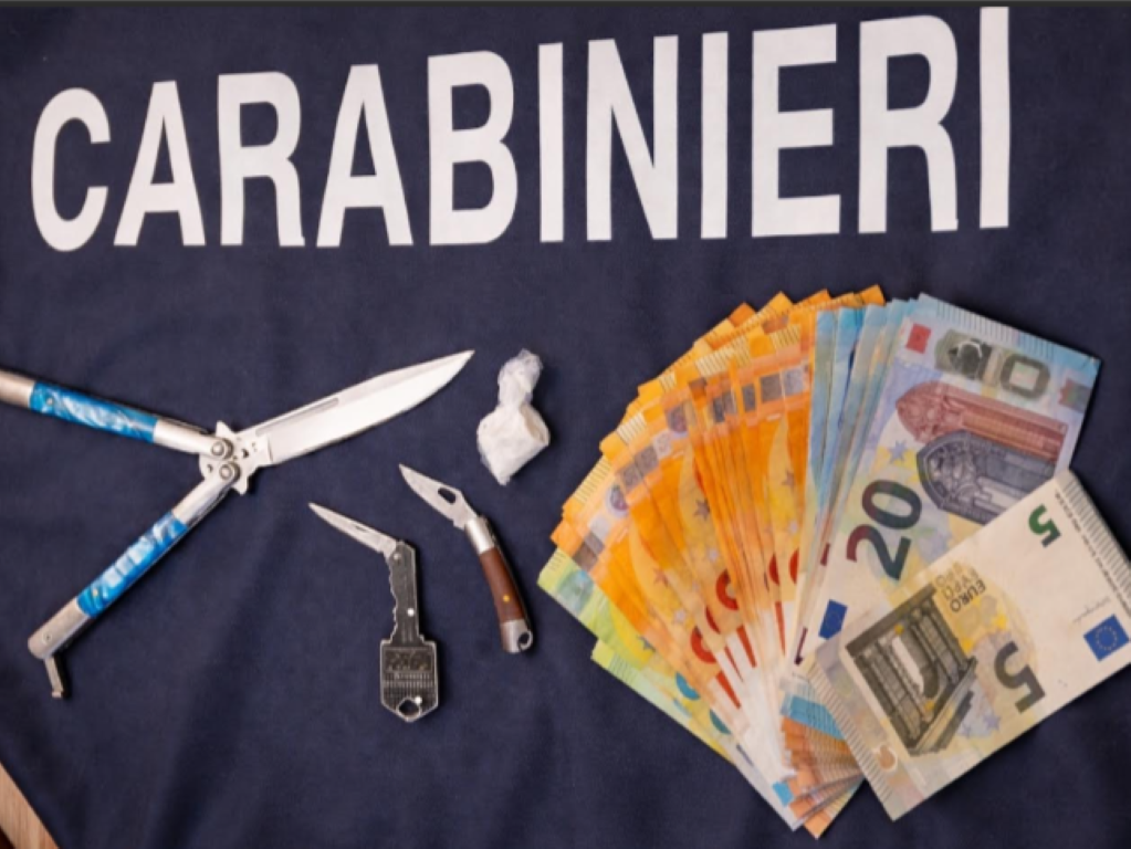 Portoferraio: denunciato un 30enne con coltelli e cocaina nel marsupio.