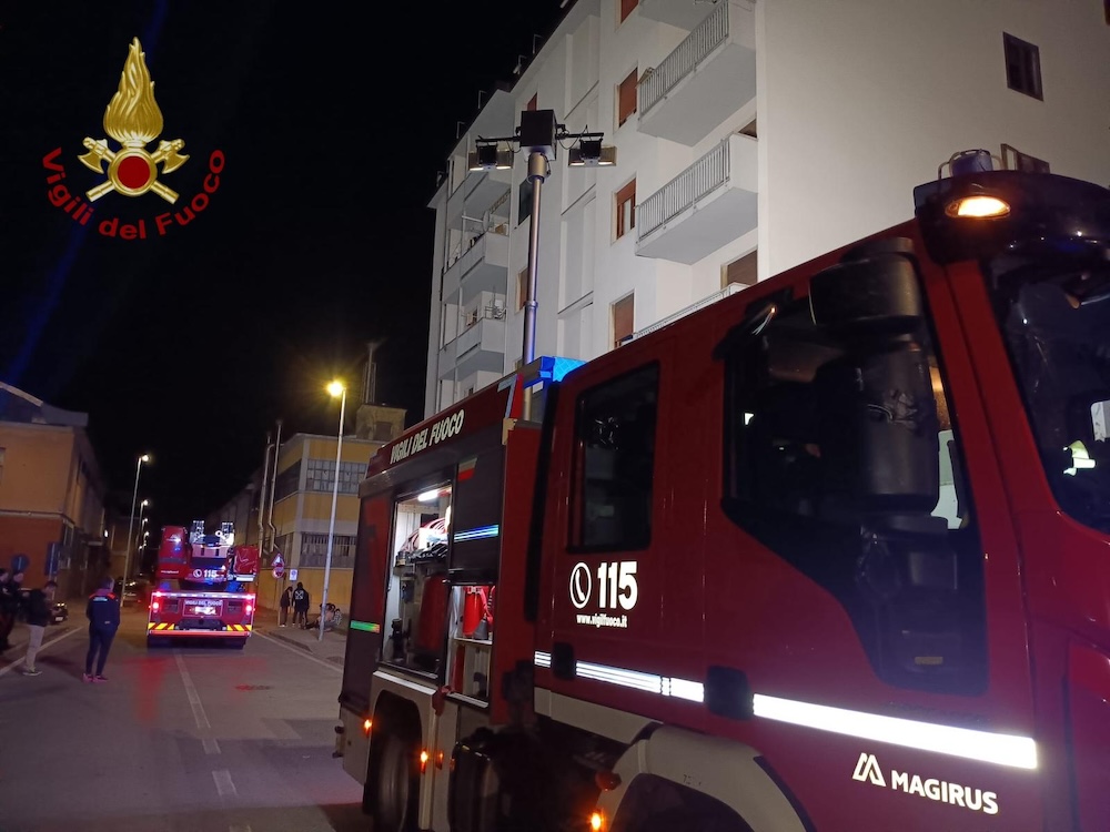 Principio d'incendio nei contatori di un condominio a Prato: evacuate 60 persone, poi riammessi.