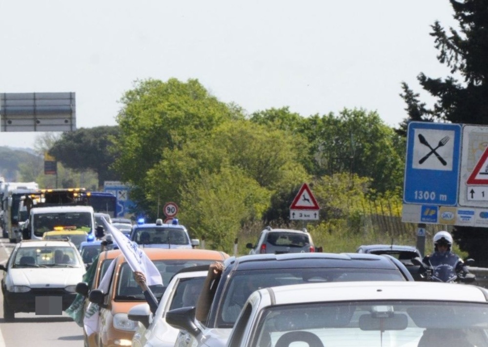 Protesta a Capalbio: corteo di auto per chiedere maggiore sicurezza sull'Aurelia