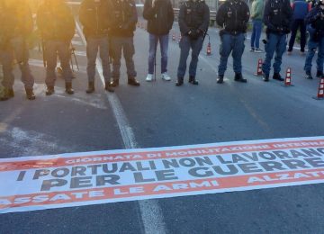 Protesta all’alba a Livorno: la polizia disperde manifestanti intenzionati a bloccare una nave