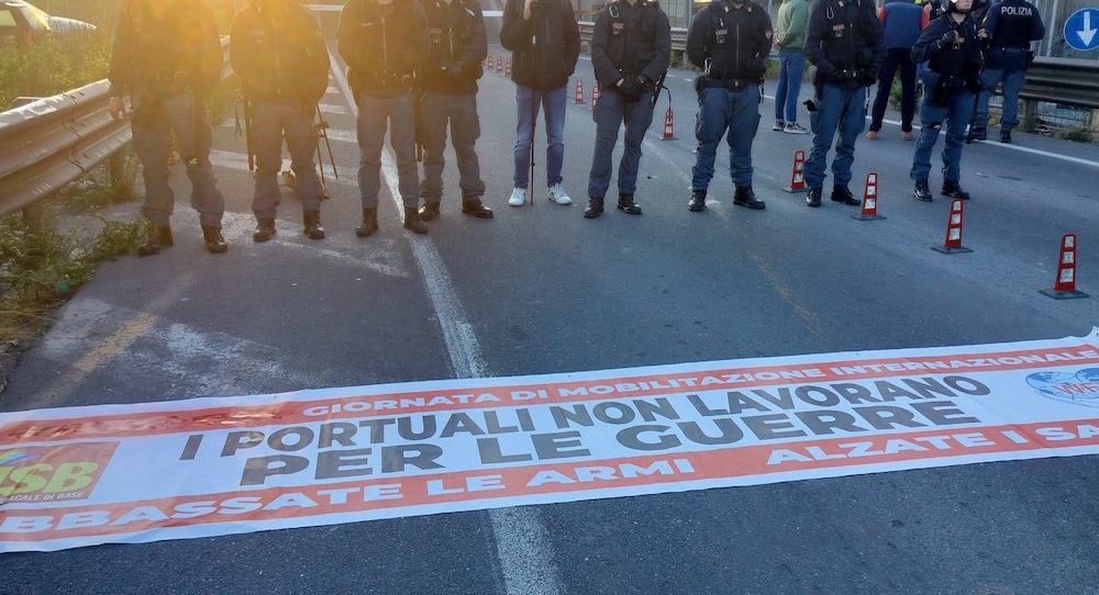 Protesta all’alba a Livorno: la polizia disperde manifestanti intenzionati a bloccare una nave