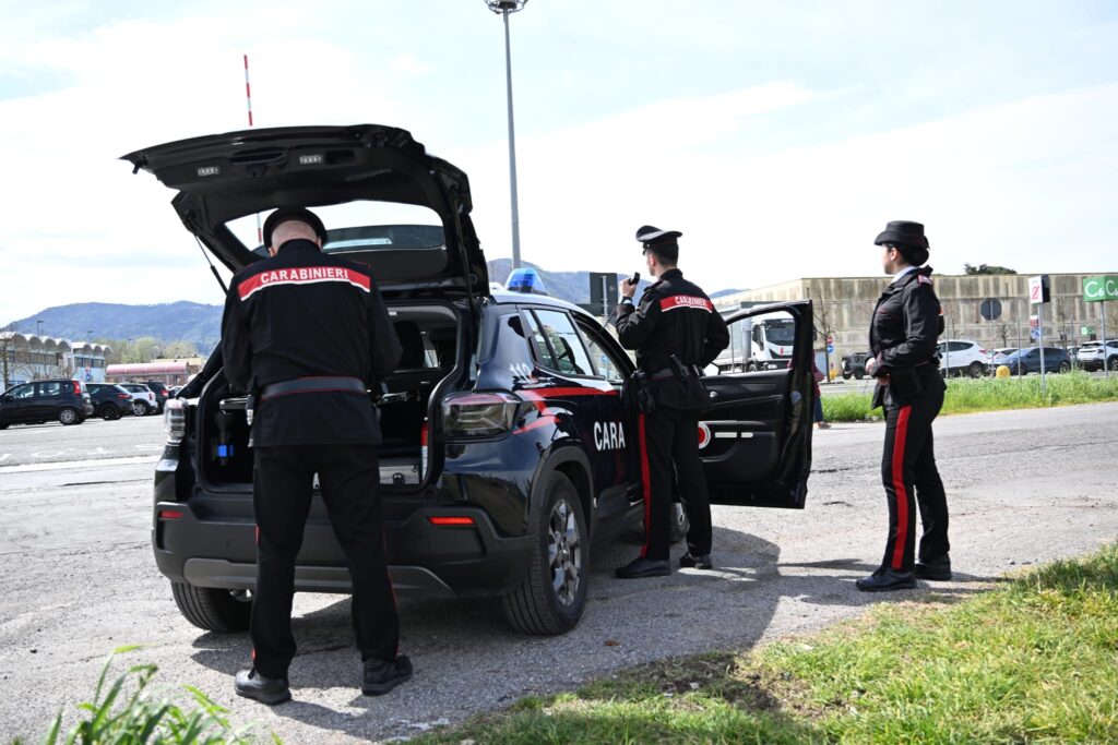 Ruba una borsa al supermercato a Lucca, due arresti
