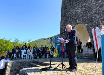 Sant'Anna di Stazzema festeggia il 25 aprile con Schlein; il sindaco: "Lo Stato manca qui da troppo tempo"