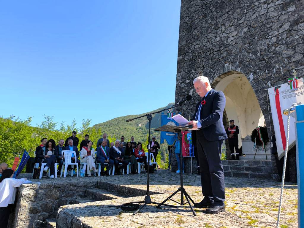 Sant'Anna di Stazzema festeggia il 25 aprile con Schlein; il sindaco: "Lo Stato manca qui da troppo tempo"