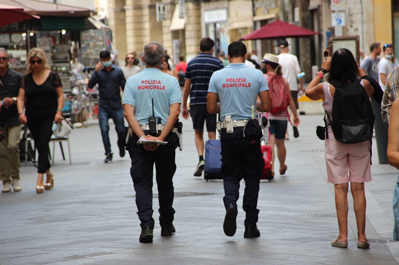 Si spaccia per agente municipale e tenta di truffare un'anziana