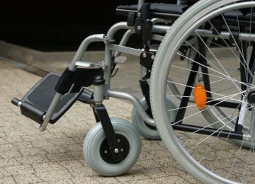 Sure! Here are a few options for rewriting the title:

1. "La madre di un ragazzo disabile di 14 anni in Valdelsa: 'Le barriere negano diritti e ostacolano le gite.'"
2. "In Valdelsa, la madre di un 14enne con disabilità: 'Ostacoli nell'andare in gita negano i diritti.'"
3. "Valdelsa: La madre di un ragazzo disabile di 14 anni denuncia: 'Le barriere impediscono le gite e violano i diritti.'" 

Feel free to choose any of these or let me know if you'd like more options!