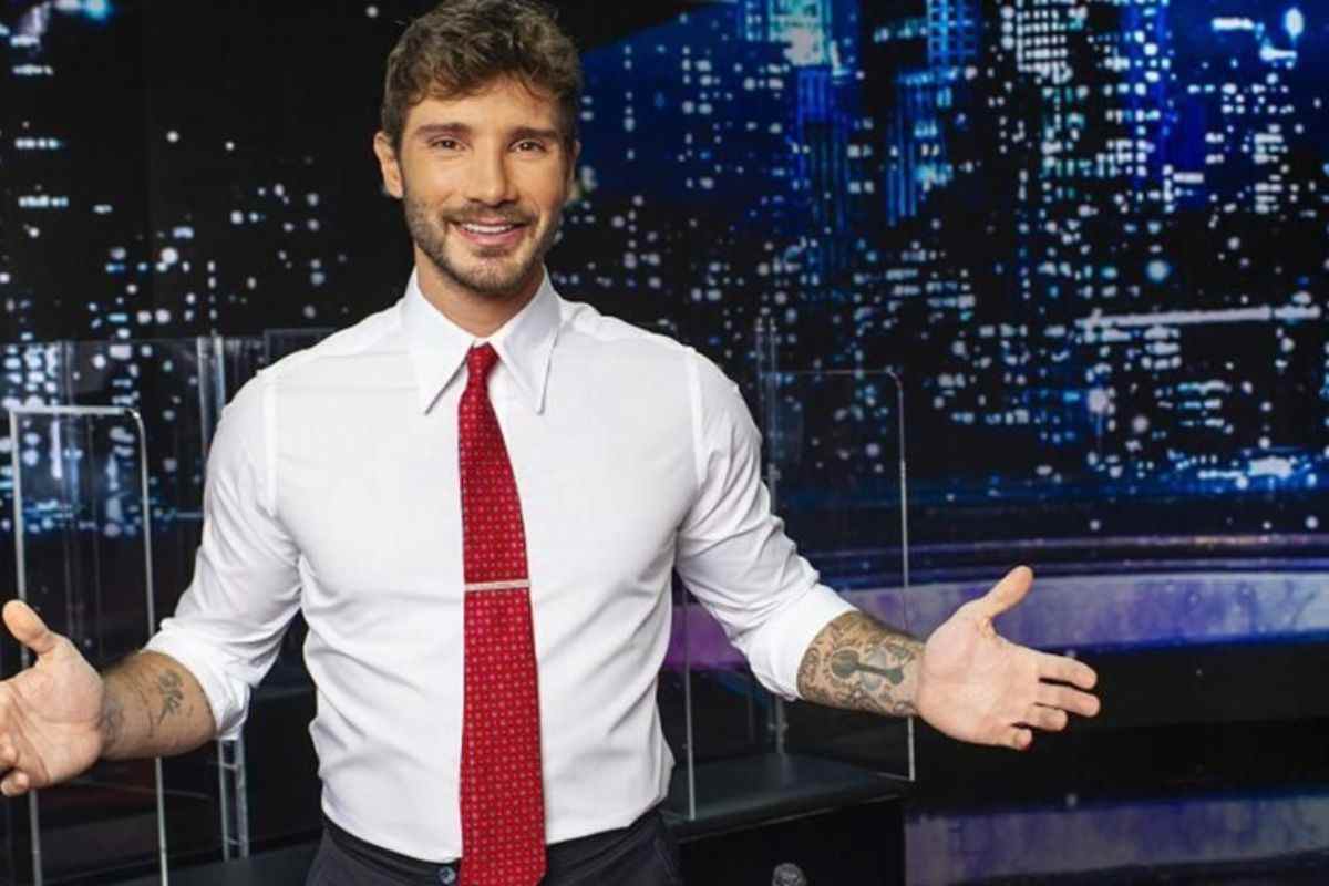“Tra i 250 e i 300 mila euro”: La scelta improvvisa di Stefano De Martino, conduttore di Affari Tuoi – OK! Mugello