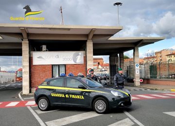 Truffa al porto di Livorno: graffiavano le auto dei turisti in attesa del traghetto.