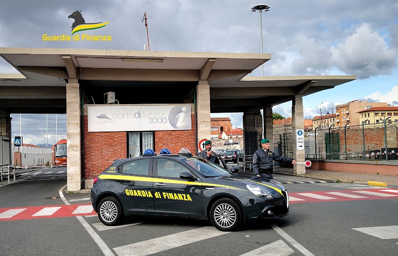 Truffa al porto di Livorno: graffiavano le auto dei turisti in attesa del traghetto.