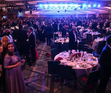 Trump in fuga e attacco a Washington: il video dell''eroe' che rimane a tavola