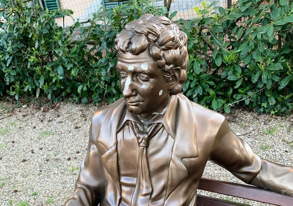 Vandali danneggiano la statua di Francesco Nuti a Cavriglia nella notte di Pasqua