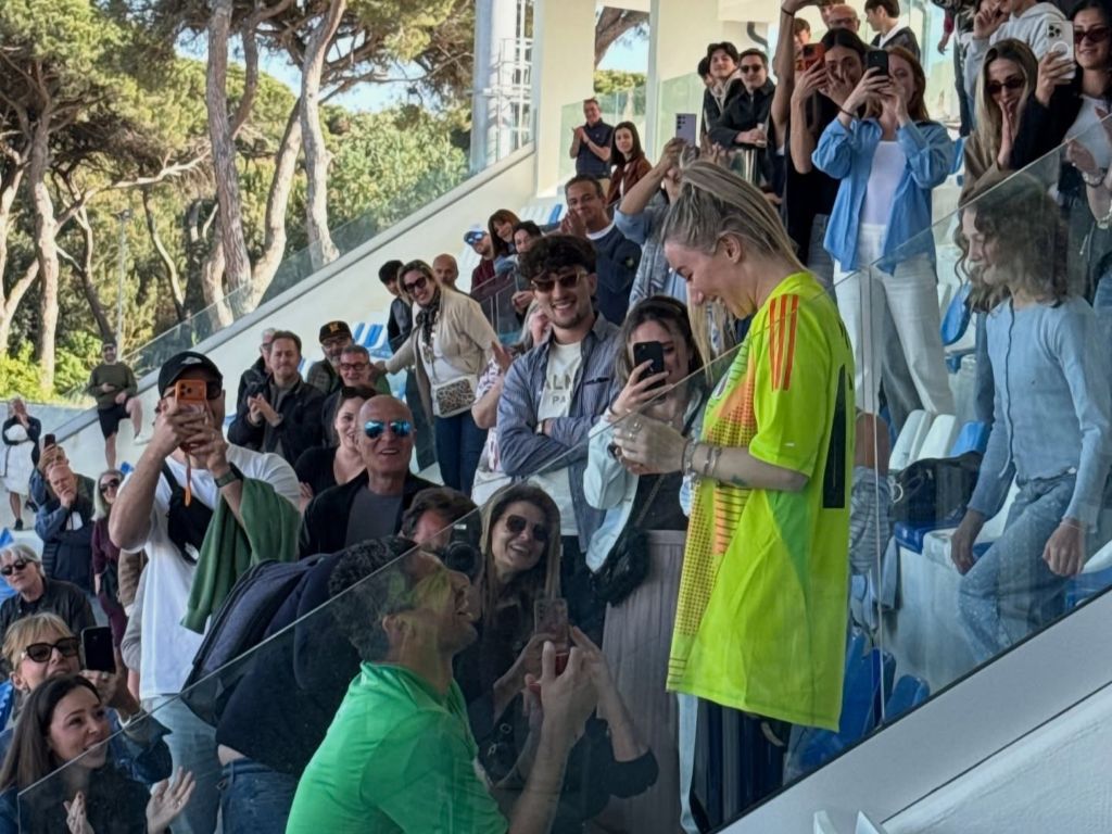 Viareggio, il portiere chiede alla fidanzata di sposarlo al termine della partita