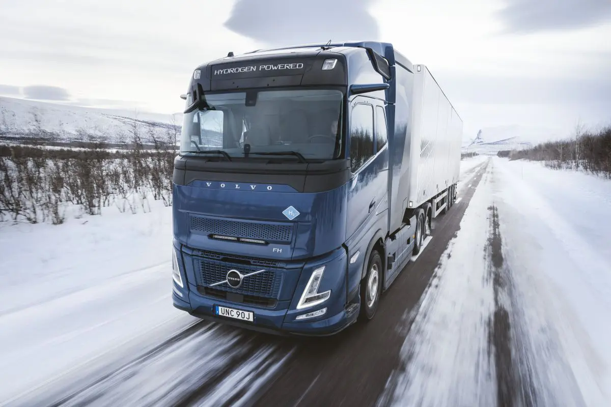 Volvo avvia i test su strada dei camion a idrogeno.