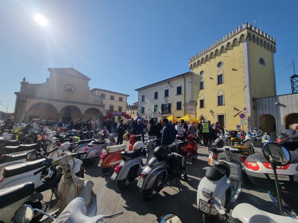 XI Raduno in Vespa al Ponte: Centinaia di partecipanti da tutta Italia