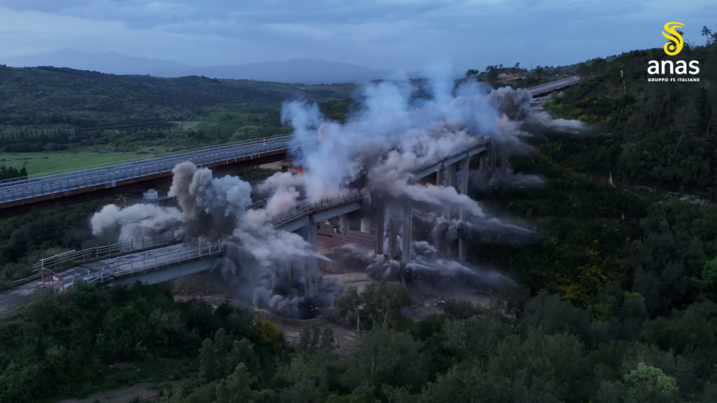 Demolito il viadotto 'La Coscia' sulla SS223 'di Paganico'
