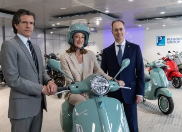 La Presidente del Parlamento Europeo Metsola in visita alla Piaggio