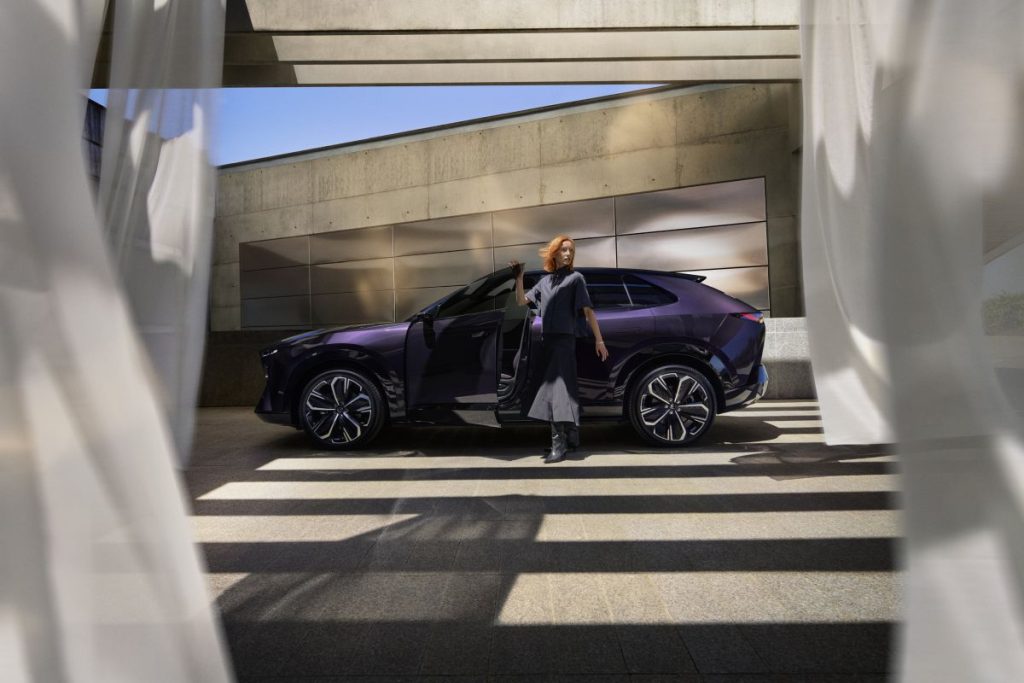 Nuova Mazda CX-6e: Inizia il tour italiano “Arte in movimento”