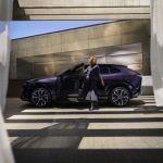 Nuova Mazda CX-6e: Inizia il tour italiano “Arte in movimento”