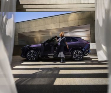 Nuova Mazda CX-6e: Inizia il tour italiano “Arte in movimento”