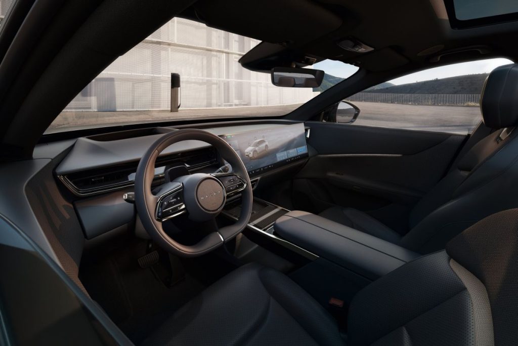 Mazda CX-6e: Interni Eleganti tra Minimalismo e Tradizione Giapponese