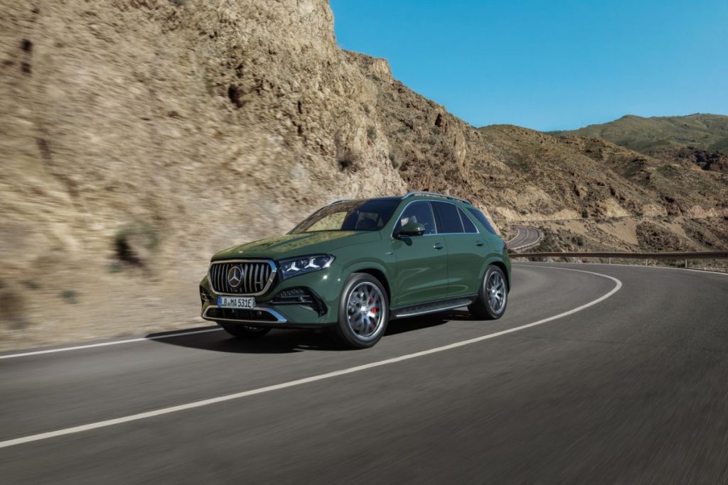 Mercedes-AMG aggiorna il GLE 53: maggiore potenza, tecnologia avanzata e migliore dinamica.