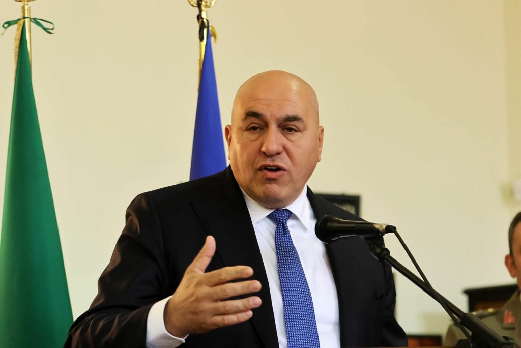 Crosetto: "L'ingresso dell'Ucraina in Europa è complesso. È fondamentale difendere la pace."