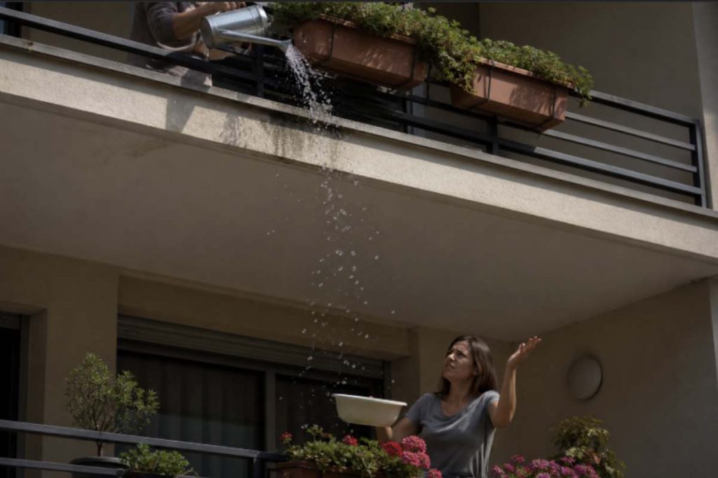 Acqua che cade dal balcone: quando diventa reato secondo la legge - Dati AI – OK!Mugello
