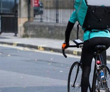 Aggressione a un rider ad Arezzo: denunciati due minorenni