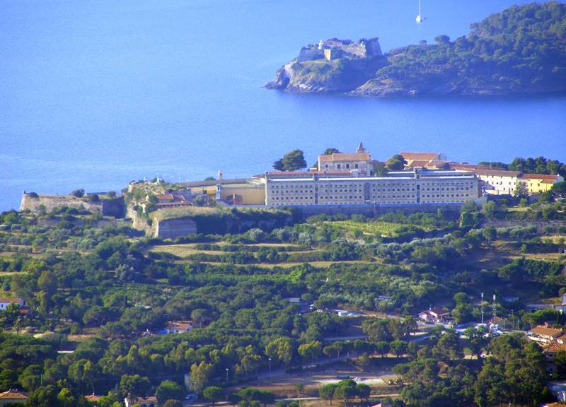 Aggressione nel carcere di Porto Azzurro: agente colpito al volto da un detenuto