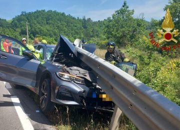 Arezzo: Incidente auto contro il guard-rail sulla SS73, coinvolte due persone