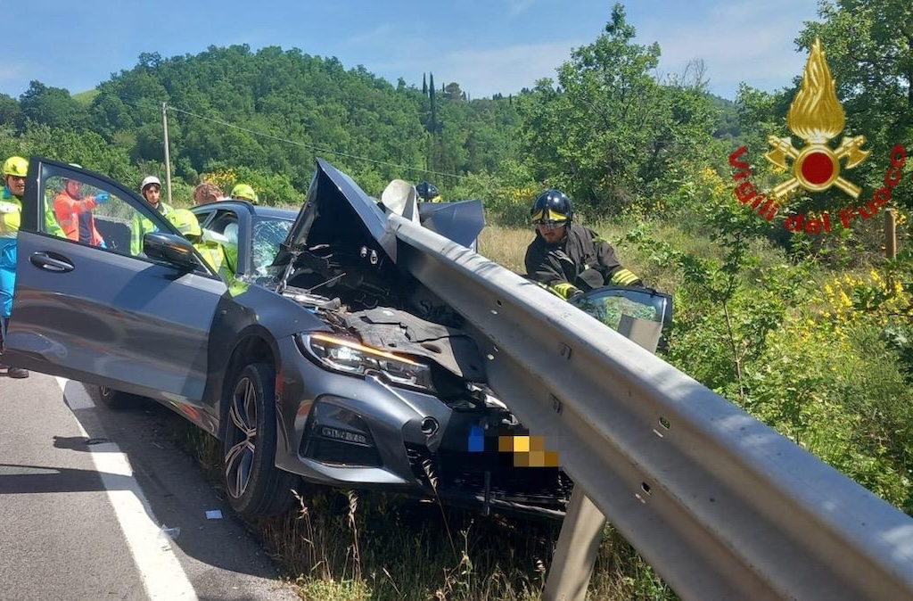 Arezzo: Incidente auto contro il guard-rail sulla SS73, coinvolte due persone