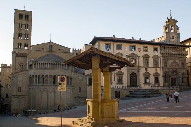 Arezzo al ballottaggio: Sfida tra centrodestra e centrosinistra