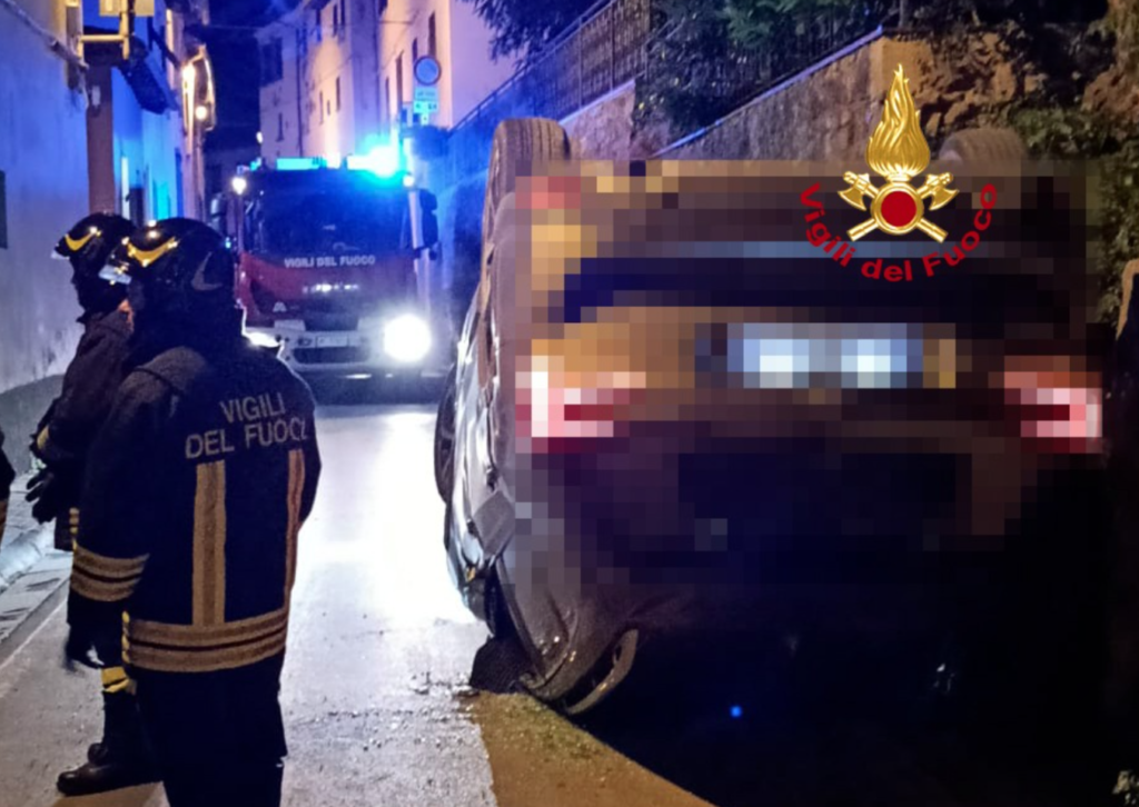 Auto contro un muro, fuga di gas a San Casciano in Val di Pesa