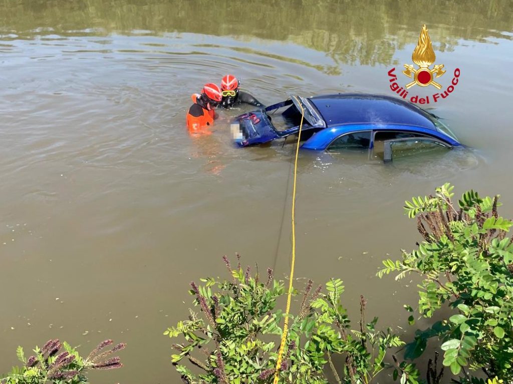 Auto rubata ritrovata nell'Usciana a Fucecchio, nessun ferito.