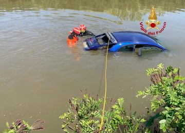 Auto rubata ritrovata nell'Usciana a Fucecchio, nessun ferito.