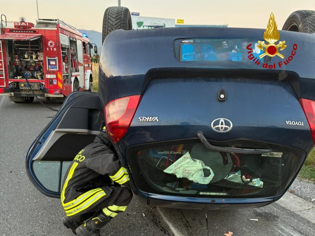 Auto si ribalta in via del Nugolaio a Cascina: conducente ferito