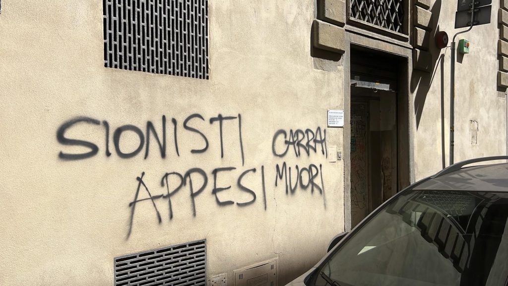 "Carrai, muori": Scritte contro il console d'Israele a Firenze
