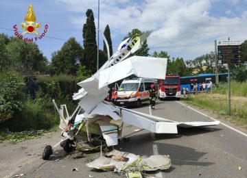 Cecina: Aereo turistico cade sulla Vecchia Aurelia, nessun ferito.