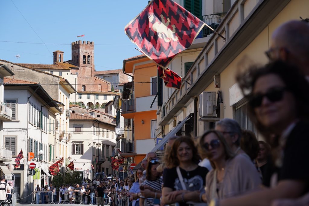 Fucecchio si anima di musica, bandiere e passione: il corteo storico precede il Palio