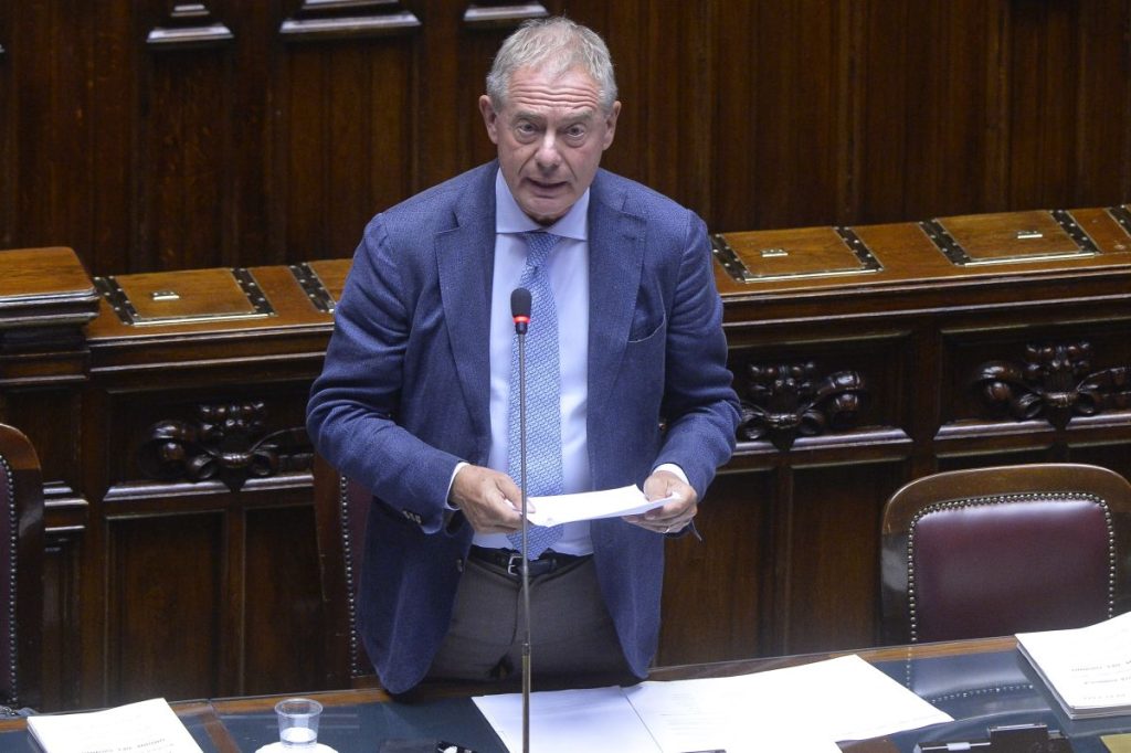 Dpcm Automotive Approvato: Urso Annuncia "Sostegno per la Transizione Industriale"