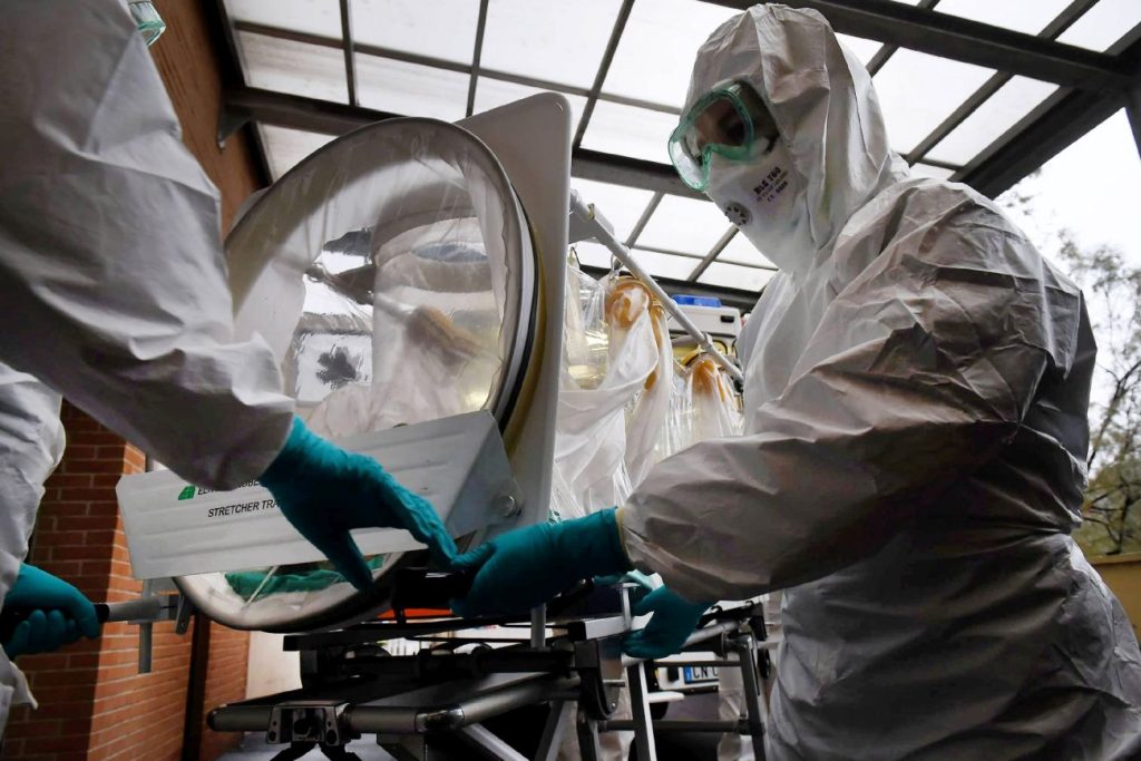 Ebola: Obbligo di dichiarazione per i viaggiatori in arrivo da Congo e Uganda in Italia
