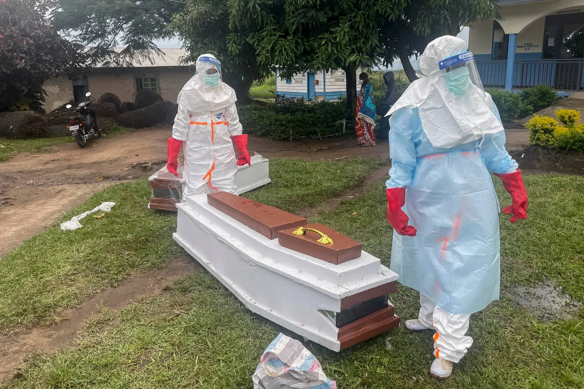 Ebola, dieci nuovi Paesi a rischio: ecco le ragioni della diffusione del virus secondo Rezza
