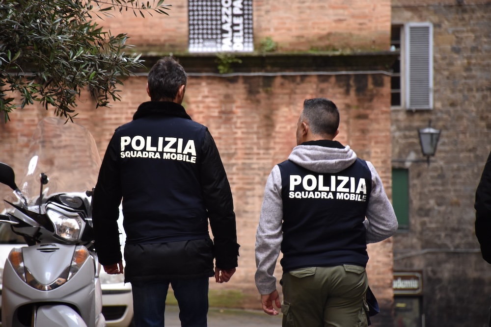 Fermato su uno scooter rubato con 50 grammi di ketamina, arrestato a Siena