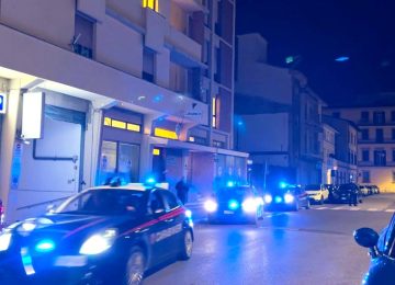 Giovane accoltellato nella notte nel centro di Empoli