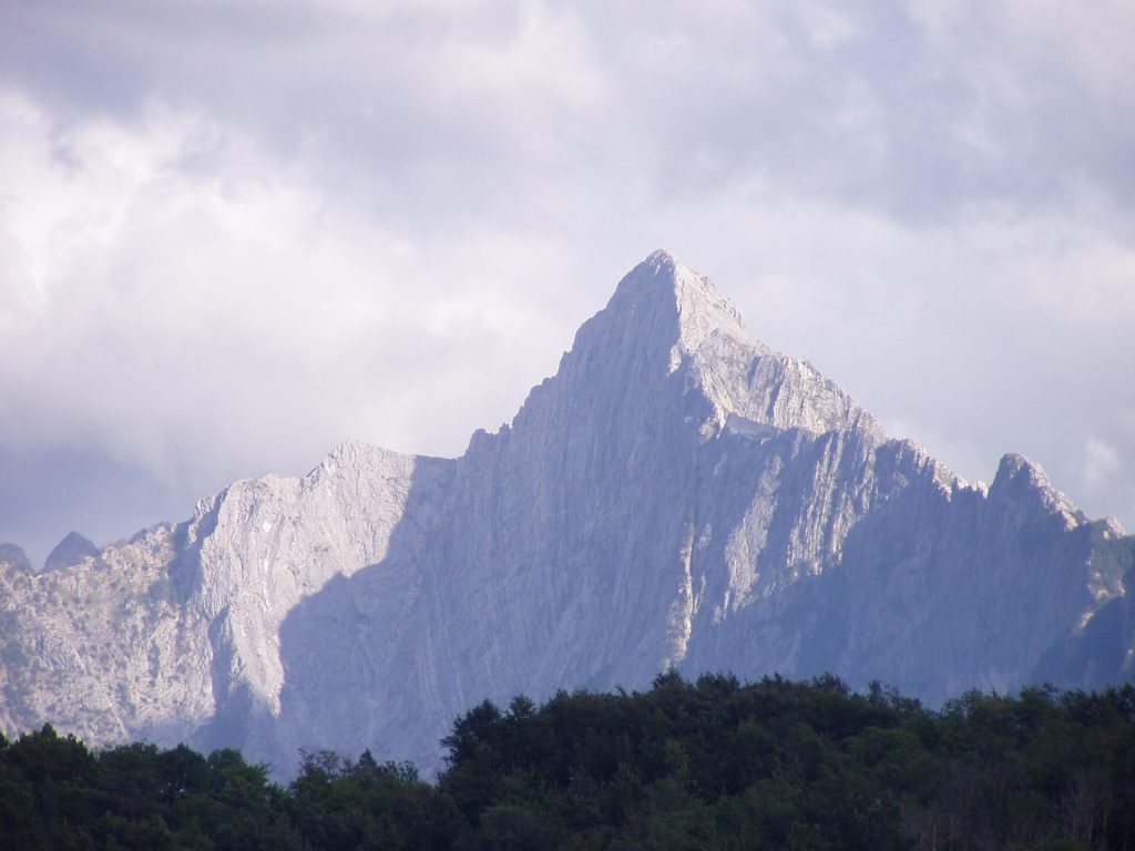 Giovane soccorso dopo essere stato colpito da una valanga di sassi sulle Apuane