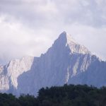 Giovane soccorso dopo essere stato colpito da una valanga di sassi sulle Apuane