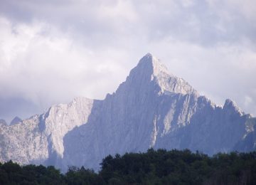 Giovane soccorso dopo essere stato colpito da una valanga di sassi sulle Apuane
