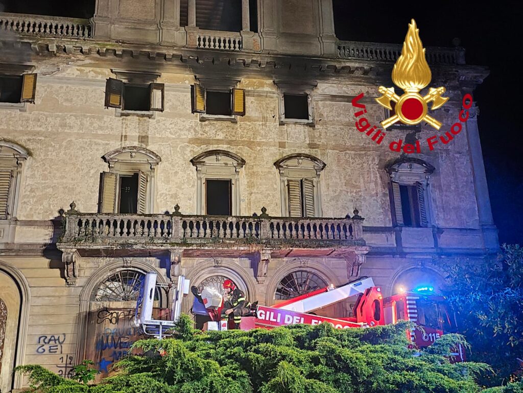 Incendio in una villa settecentesca abbandonata ad Empoli, spesso utilizzata da senza fissa dimora.