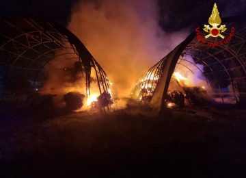 Incendio in un'azienda agricola: distrutto un rimessaggio a Lammari